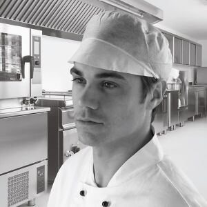 Kertakäyttö lippalakki